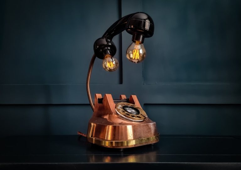 Light Up Your Workspace with a Vintage Touch: The Timeless Appeal of a Retro Desk Lamp