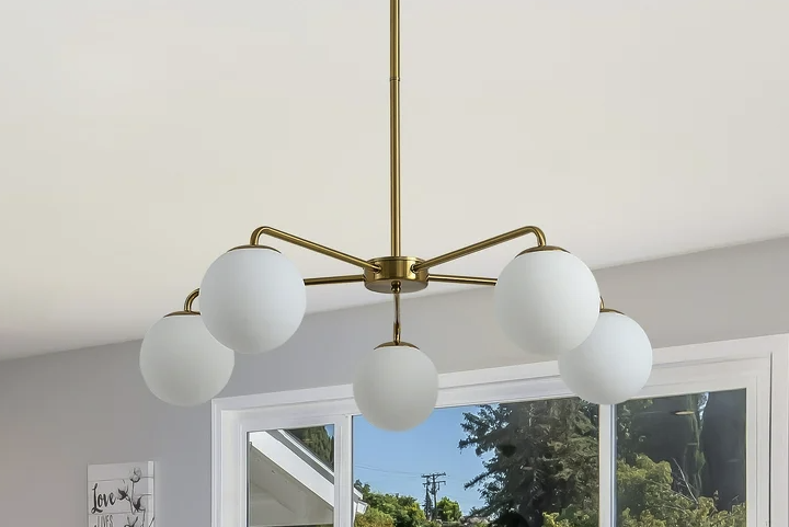 Creative Studio Illumination: Modern Multi-Bulb Pendant Lamp