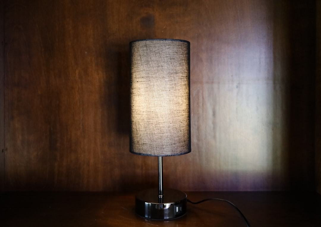 Photo wooden tripod floor lamp